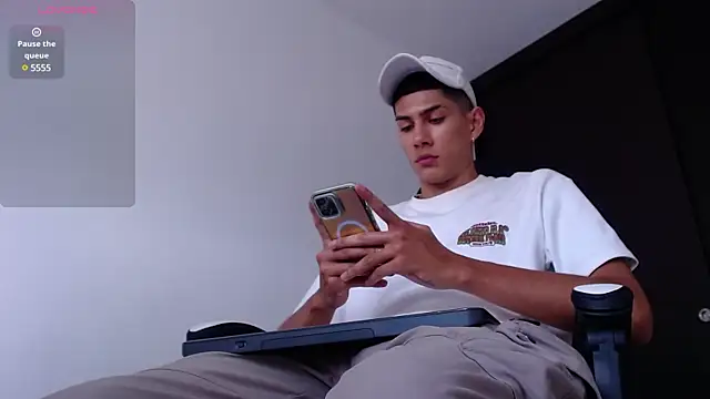 Snapshot of Valerio_20 chatting on February 11, 7:48 pm Valerio 20 online show from February 11, 7:48 pm