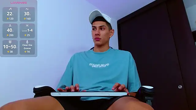 Snapshot of Valerio_20 chatting on February 15, 8:22 pm Valerio 20 online show from February 15, 8:22 pm