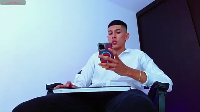 Snapshot of Valerio_20 chatting on March 21, 7:02 pm Valerio 20 online show from March 21, 7:02 pm