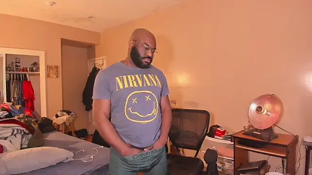 Snapshot of MrChuckDailyXXX chatting on February 5, 6:40 am MrChuckDailyXXX online show from February 5, 6:40 am