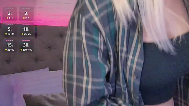 Snapshot of Born_to_Blow chatting on October 17, 1:20 am Born to Blow online show from October 17, 1:20 am