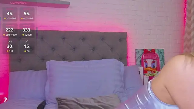 Snapshot of Born_to_Blow chatting on October 18, 1:19 am Born to Blow online show from October 18, 1:19 am