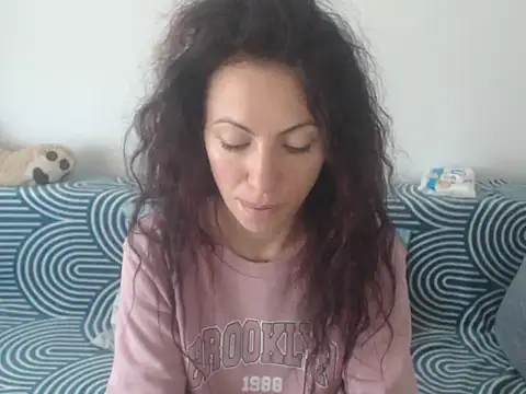 Snapshot of Emmatoo chatting on May 4, 9:49 am Emmatoo online show from May 4, 9:49 am