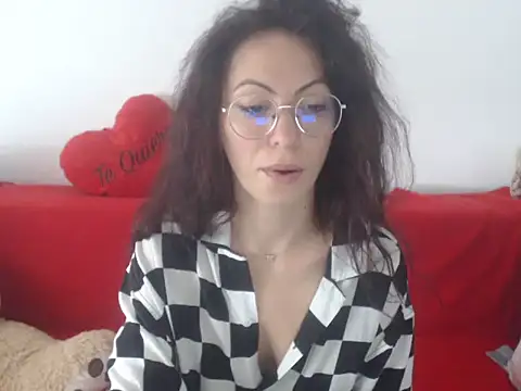 Snapshot of Emmatoo chatting on May 8, 11:48 am Emmatoo online show from May 8, 11:48 am