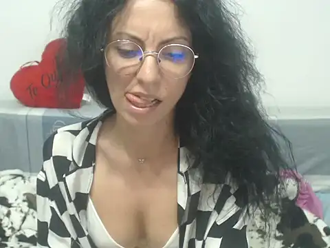 Snapshot of Emmatoo chatting on May 24, 12:48 am Emmatoo online show from May 24, 12:48 am