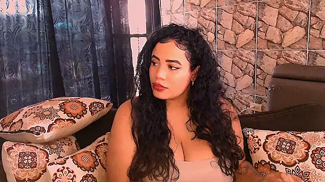 Snapshot of Emmacamille chatting on February 27, 4:43 pm Emmacamille online show from February 27, 4:43 pm