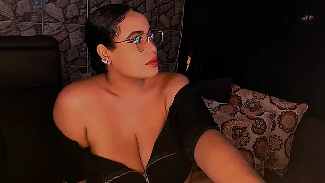 Snapshot of Emmacamille chatting on March 8, 2:12 am Emmacamille online show from March 8, 2:12 am