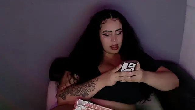 Snapshot of Emmacamille chatting on October 22, 12:11 am Emmacamille online show from October 22, 12:11 am