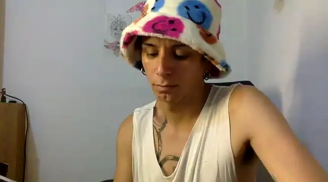 Snapshot of Thematrioshkaoficial24 chatting on December 22, 1:12 am Thematrioshkaoficial24 online show from December 22, 1:12 am