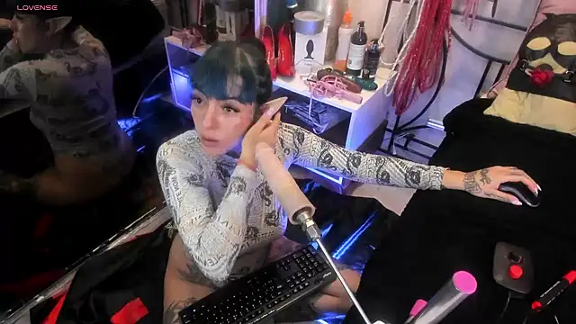 Snapshot of luxifer_666_ chatting on February 10, 7:49 pm luxifer 666  online show from February 10, 7:49 pm