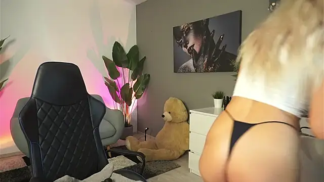 Snapshot of SweetBlondy35 chatting on January 9, 6:15 pm SweetBlondy35 online show from January 9, 6:15 pm