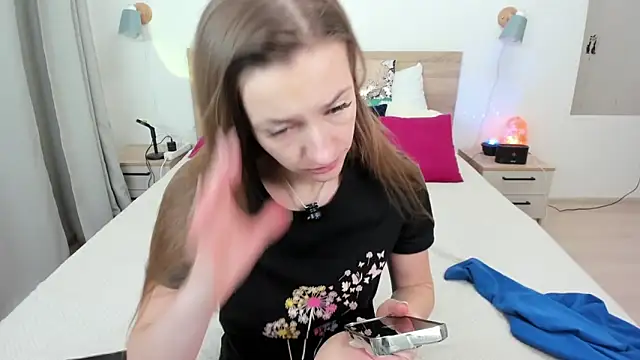 KateRedgar online show from February 4, 2:45 pm