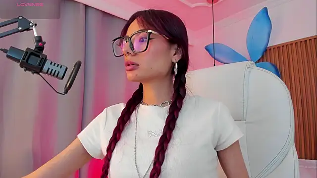 Snapshot of sophiecherry_ chatting on November 3, 10:10 pm sophiecherry online show from November 3, 10:10 pm