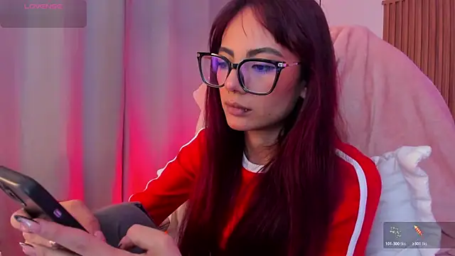 Snapshot of sophiecherry_ chatting on November 7, 10:10 pm sophiecherry online show from November 7, 10:10 pm