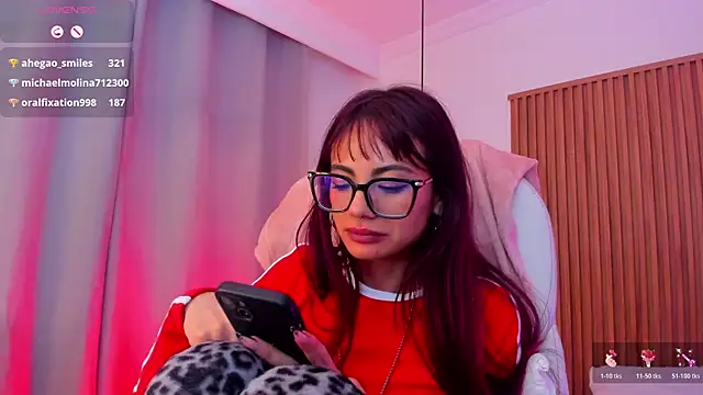 Snapshot of sophiecherry_ chatting on November 8, 10:37 am sophiecherry online show from November 8, 10:37 am