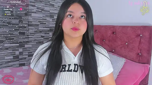 Snapshot of skyhotgirll chatting on October 3, 4:31 am skyhotgirll online show from October 3, 4:31 am