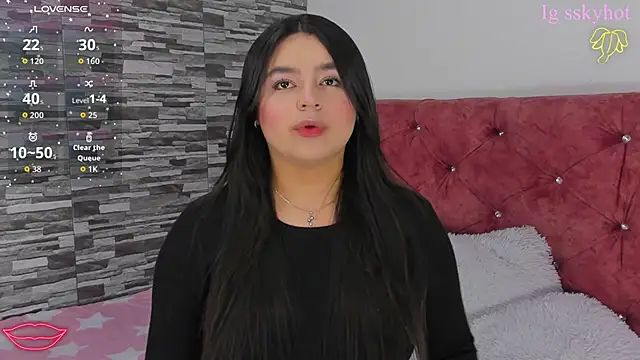 Snapshot of skyhotgirll chatting on October 4, 8:01 am skyhotgirll online show from October 4, 8:01 am