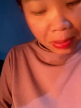 Snapshot of Laura8910 chatting on December 5, 5:26 am Laura8910 online show from December 5, 5:26 am