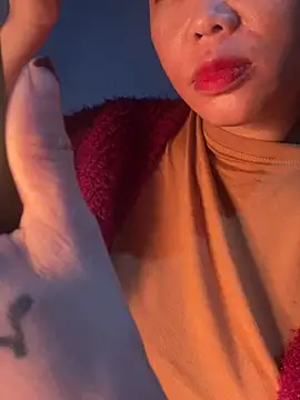 Snapshot of Laura8910 chatting on December 13, 1:01 pm Laura8910 online show from December 13, 1:01 pm