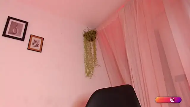 Snapshot of MiaKnox chatting on December 27, 10:59 pm MiaKnox online show from December 27, 10:59 pm