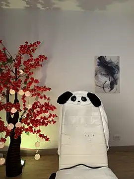 VictoriaHiill online show from April 18, 7:18 pm