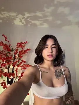 VictoriaHiill online show from April 22, 7:04 pm