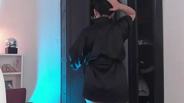 nahiapaws online show from April 11, 3:49 pm