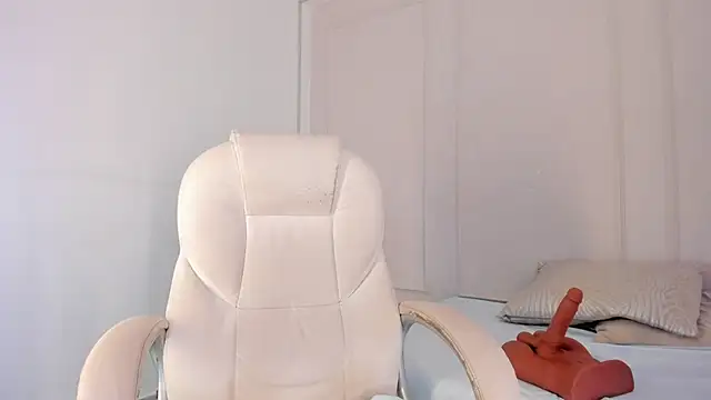 Snapshot of Mariapettit chatting on January 6, 3:51 pm Mariapettit online show from January 6, 3:51 pm