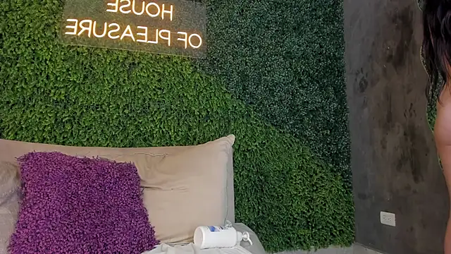 Snapshot of Mariapettit chatting on February 24, 3:53 pm Mariapettit online show from February 24, 3:53 pm