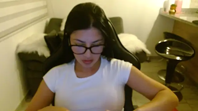 Snapshot of Charlotte_cute18 chatting on June 14, 2:46 am Charlotte cute18 online show from June 14, 2:46 am