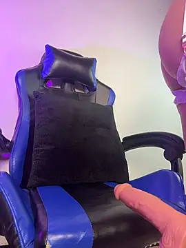 Snapshot of MarielQueenx chatting on December 23, 4:54 am MarielQueenx online show from December 23, 4:54 am