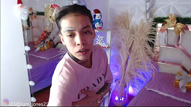 Jonesliam23 online show from December 19, 7:43 pm