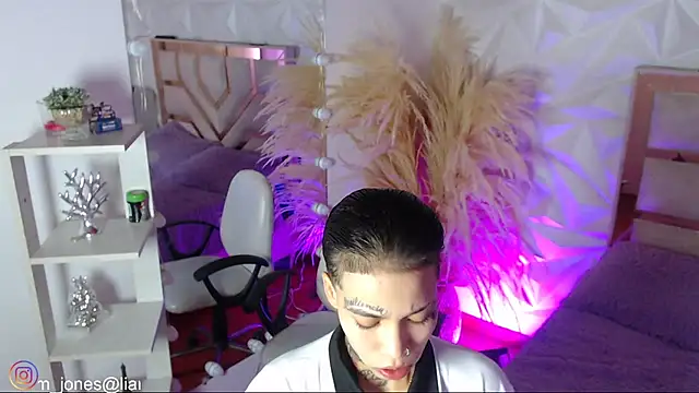 Jonesliam23 online show from February 19, 7:21 pm