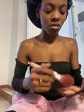 Snapshot of adaraSmiith chatting on December 12, 11:29 am adaraSmiith online show from December 12, 11:29 am