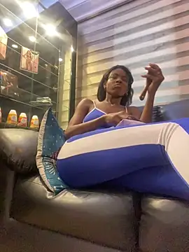 Snapshot of adaraSmiith chatting on December 17, 11:17 am adaraSmiith online show from December 17, 11:17 am