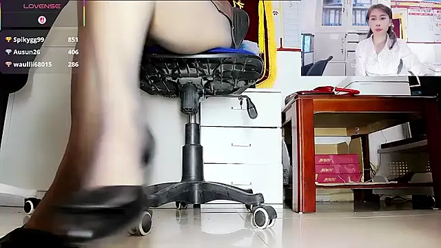 Snapshot of andii-1 chatting on November 15, 2:31 am andii-1 online show from November 15, 2:31 am