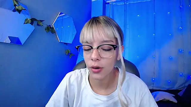 Snapshot of peyton_golden1 chatting on November 12, 3:29 am peyton golden1 online show from November 12, 3:29 am