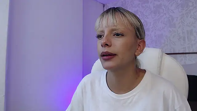 Snapshot of peyton_golden1 chatting on December 4, 3:27 am peyton golden1 online show from December 4, 3:27 am