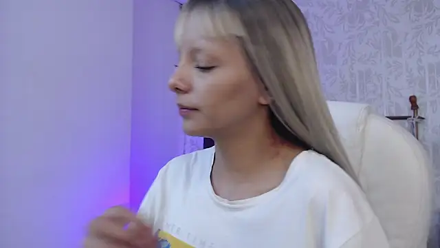 Snapshot of peyton_golden1 chatting on December 5, 3:48 am peyton golden1 online show from December 5, 3:48 am