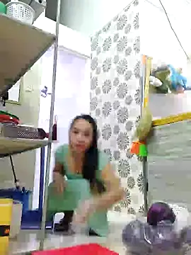 Snapshot of Yinzing_502 chatting on December 4, 6:44 am Yinzing 502 online show from December 4, 6:44 am