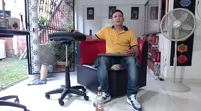 Snapshot of damiam_fiery chatting on December 2, 9:06 pm damiam fiery online show from December 2, 9:06 pm