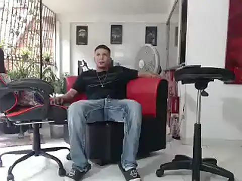 Snapshot of damiam_fiery chatting on December 13, 8:26 pm damiam fiery online show from December 13, 8:26 pm