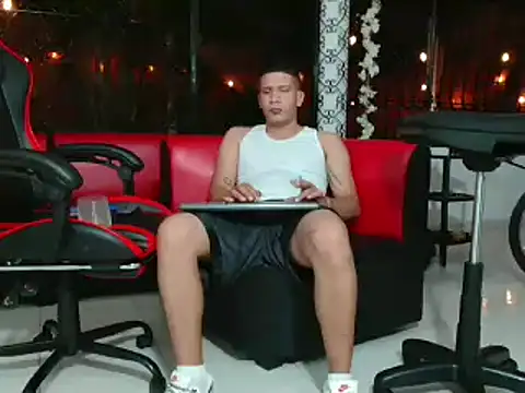 Snapshot of damiam_fiery chatting on March 5, 4:24 am damiam fiery online show from March 5, 4:24 am