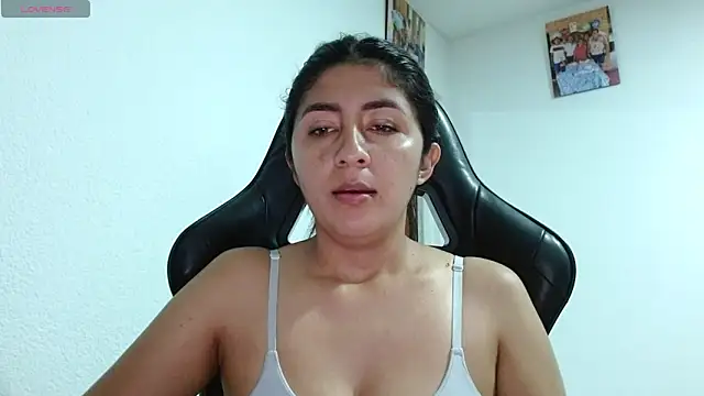 Snapshot of danna_peterson1 chatting on April 29, 12:16 am danna peterson1 online show from April 29, 12:16 am