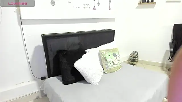 Snapshot of mia_cooper_24 chatting on December 17, 7:48 pm mia cooper 24 online show from December 17, 7:48 pm