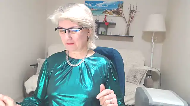 Snapshot of FleurMays chatting on March 6, 3:46 am FleurMays online show from March 6, 3:46 am