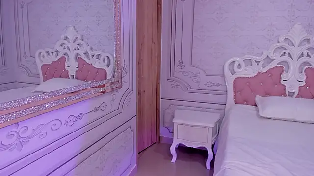 Leah Sweetie online show from March 19, 2:35 pm