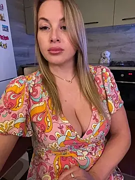 Snapshot of Cute_Hot_Alice chatting on May 3, 9:21 pm Cute Hot Alice online show from May 3, 9:21 pm