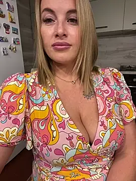 Snapshot of Cute_Hot_Alice chatting on June 7, 8:34 pm Cute Hot Alice online show from June 7, 8:34 pm