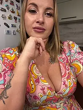 Snapshot of Cute_Hot_Alice chatting on June 9, 9:26 pm Cute Hot Alice online show from June 9, 9:26 pm